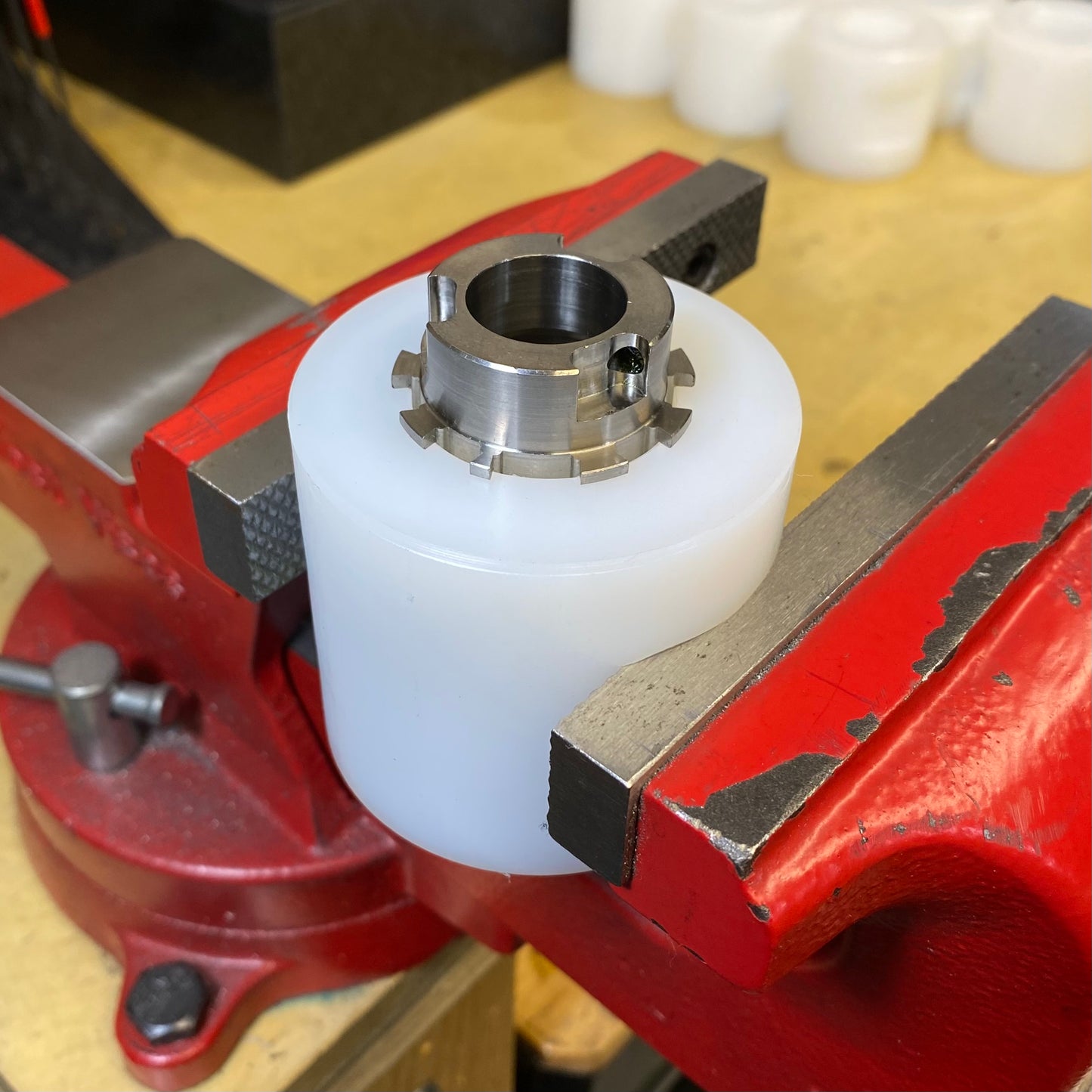 Vise-friendly Hub Support Tool