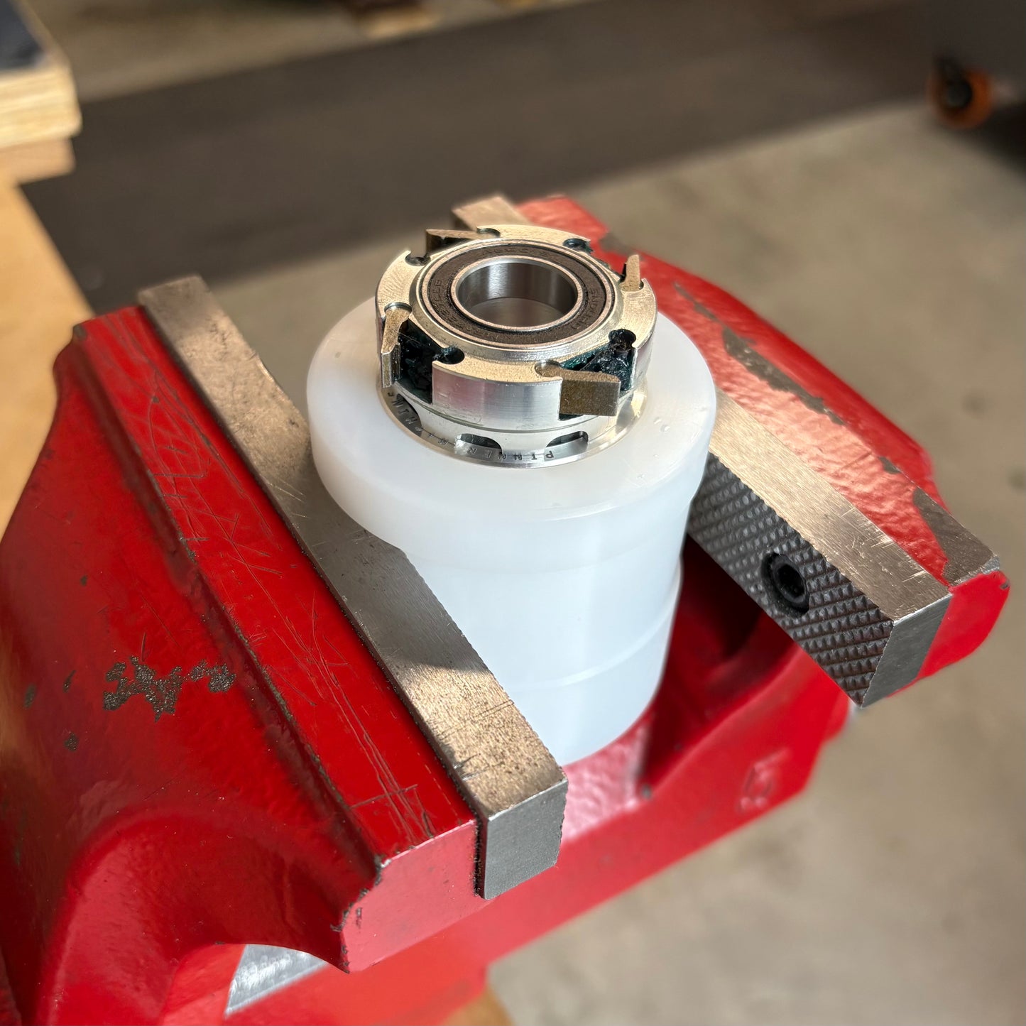 Vise-friendly Hub Support Tool